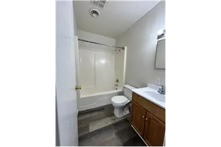 $750 : Rental property with 2 bedro image 8
