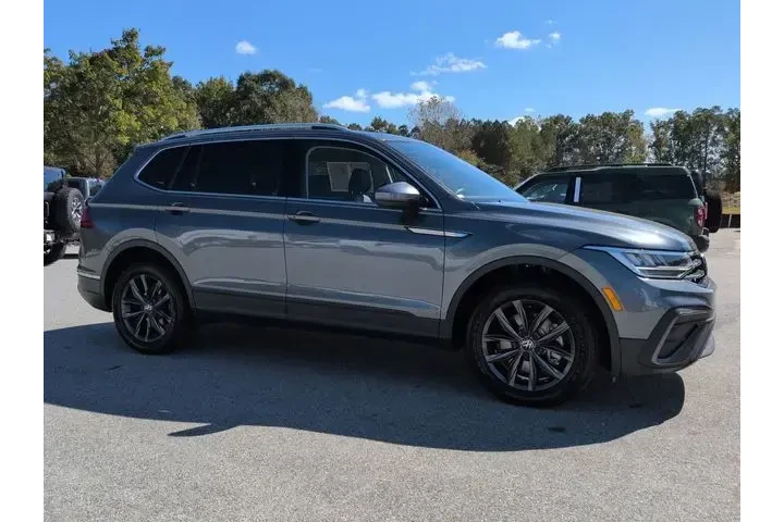 $22240 : Volkswagen Tiguan 2023 SE 4d image 2