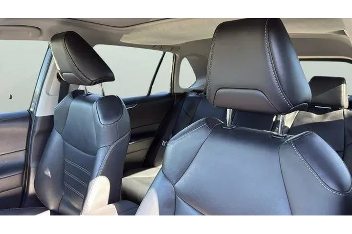 $26995 : Toyota RAV4 2021 XLE Premium image 10