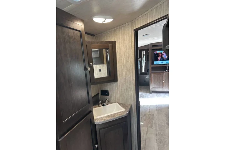 2018 Heartland RVs Sundance S image 8
