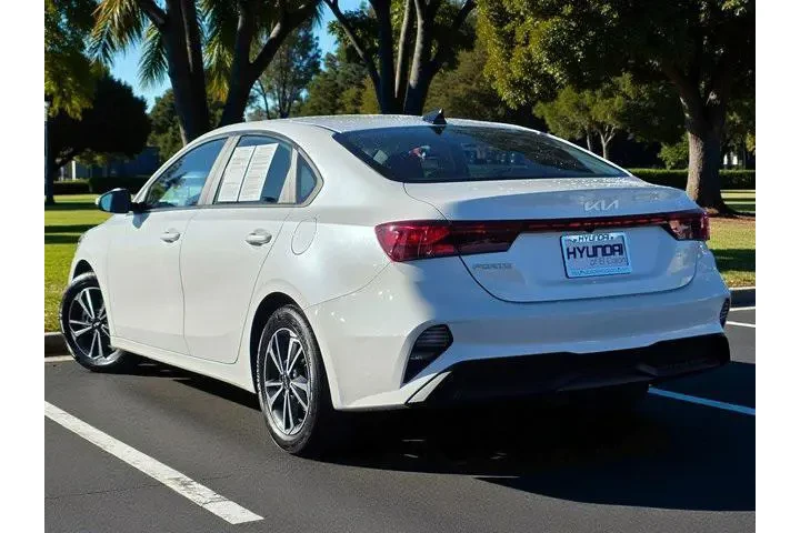 $17900 : Kia Forte 2023 LXS 4dr Sedan image 7