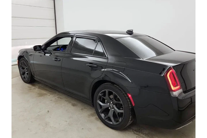 $27998 : Chrysler 300 2023 S V6 4dr S image 7