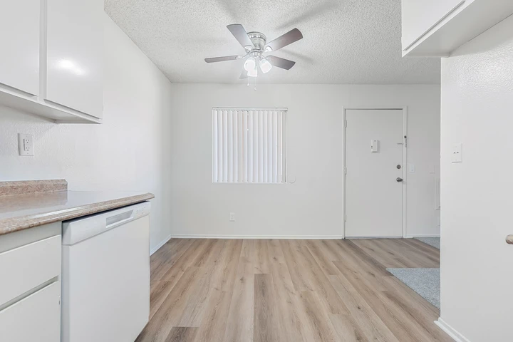$2495 : Berendo 2 Bd 2 Bath $2,495 image 6