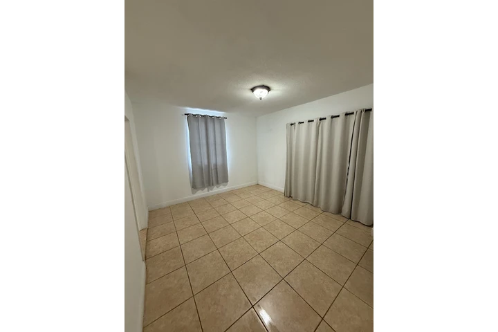 $2200 : Apartamento en Renta Hialeah image 5