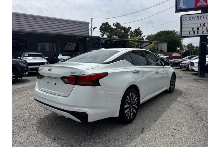 2024 Altima 2.5 SV image 6