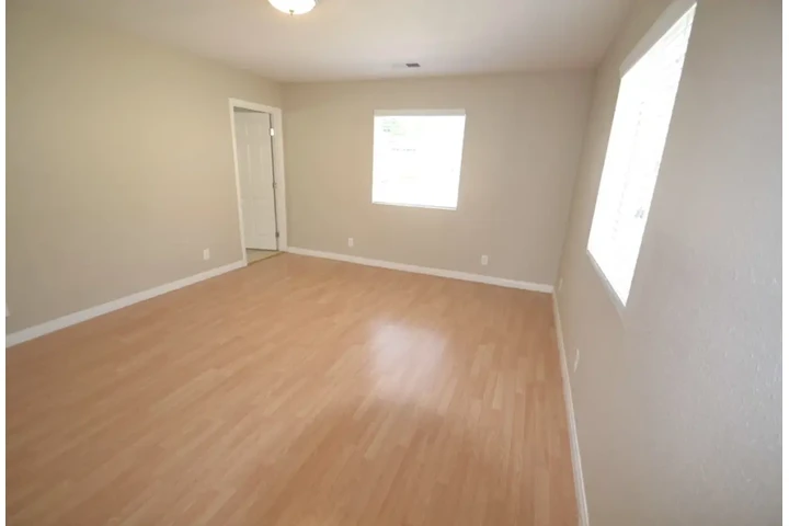 $2693 : 3 bed 2 bath 1,170 sqft image 3