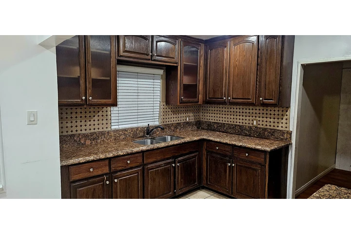 $1950 : ESTUDIO AMPLIO EN PARAMOUNT image 2