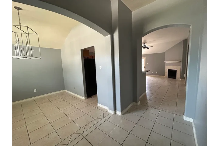 $1150 : Houston Renta image 5