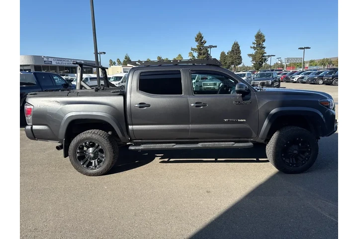 $29950 : Toyota Tacoma 2017 4x4 Limit image 5