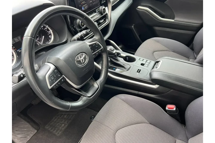 $33827 : Toyota Highlander 2023 L 4dr image 10