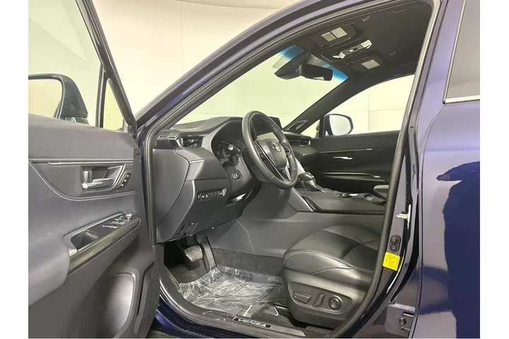 $31994 : Gold Certified2023 Venza LE image 2