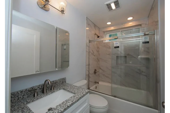 $2460 : 3 Bedroom House in East LA image 9