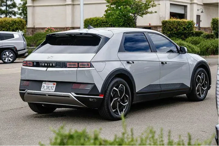 $23992 : Hyundai IONIQ 5 2024 SE 4dr image 5