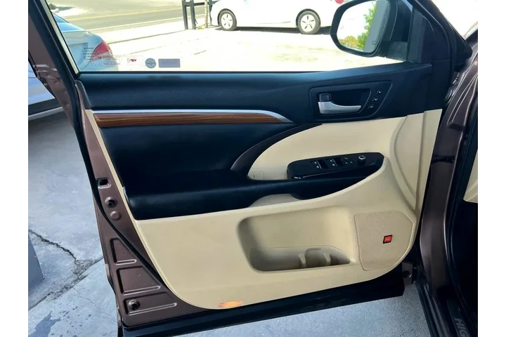 2017 Highlander Limited FWD V6 image 9