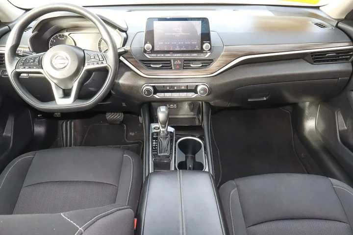 $17288 : 2023 Altima 2.5 SV Sedan image 10