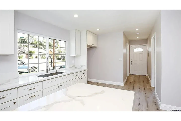 $1357 : 1BA/1BA near Burbank Mall. image 6