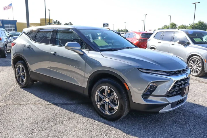 $27587 : 2025 Blazer FWD 4dr LT w/2LT image 3