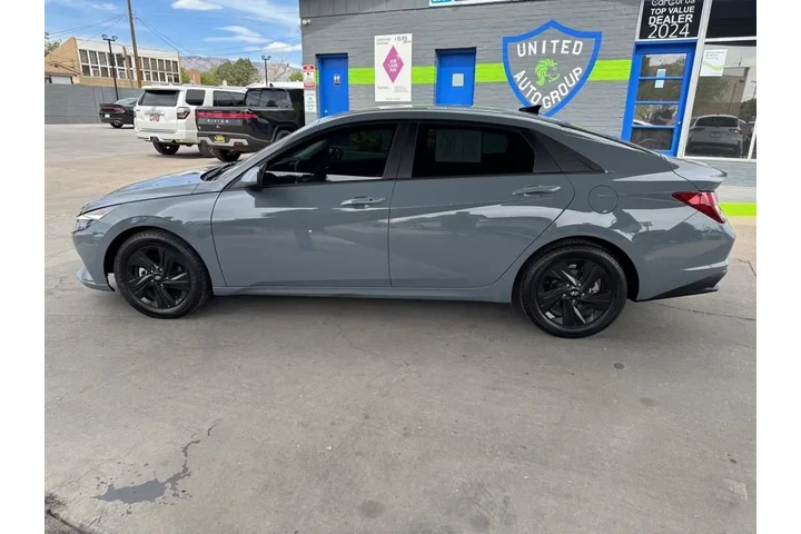 2022 Elantra image 8