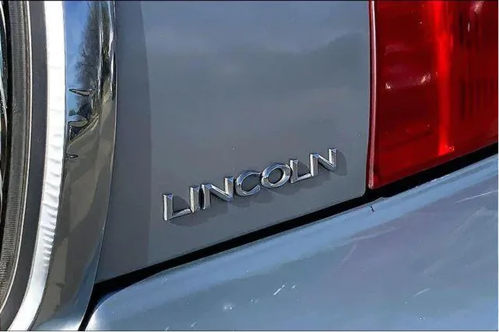 $11985 : Lincoln Town Car 2006 Signat image 8