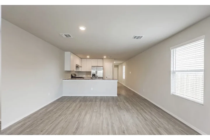 $1900 : Single family home image 2