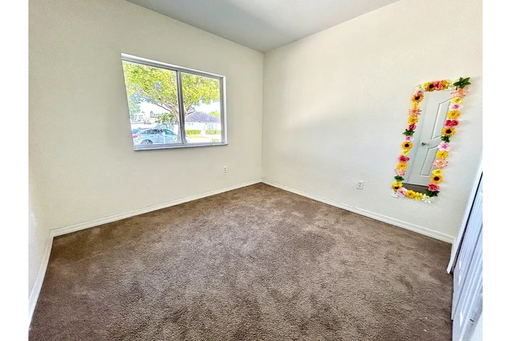 $900 : charming HOME ..Miami, FL image 6