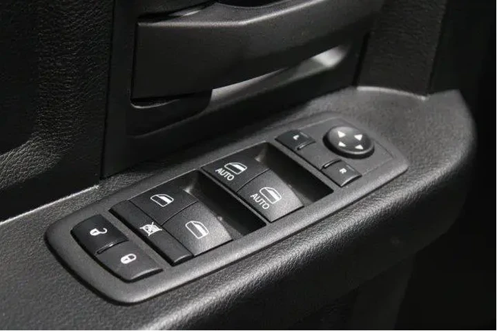 $31949 : Ram 1500 Classic 2022 4x2 Tr image 4