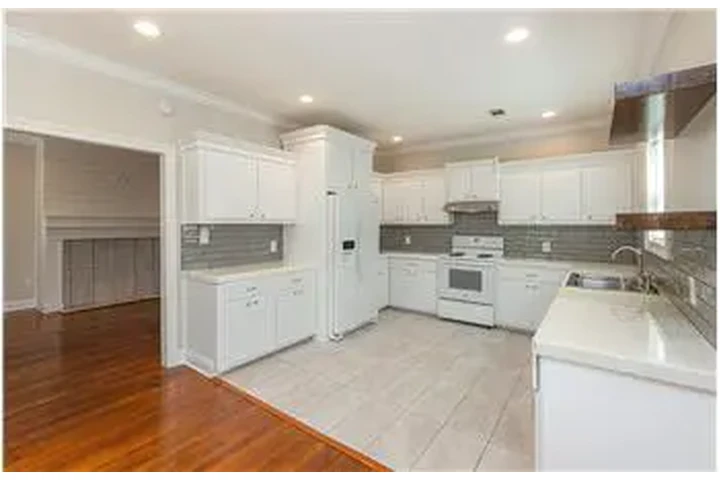 $850 : Rental property with 2 bedro image 7