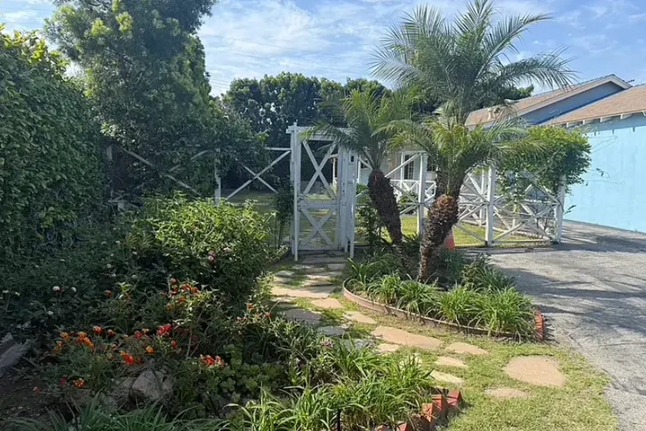 $1850 : This property is gated and has image 1