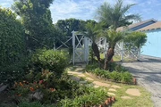 This property is gated and has en Los Angeles