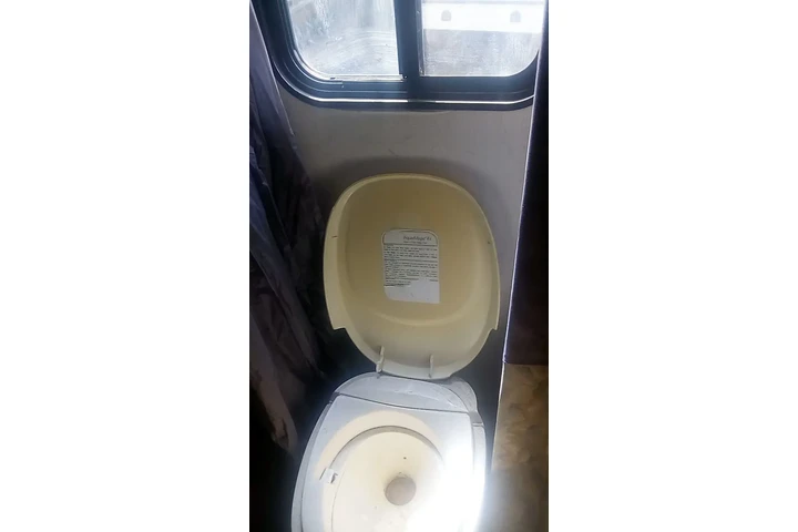 $6900 : 1FDKE30GXRHB027 image 8