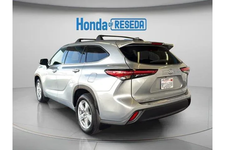 $29898 : Toyota Highlander 2022 LE 4d image 7