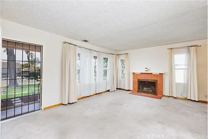 $1400 : 3 Bedrooms - Renta image 3