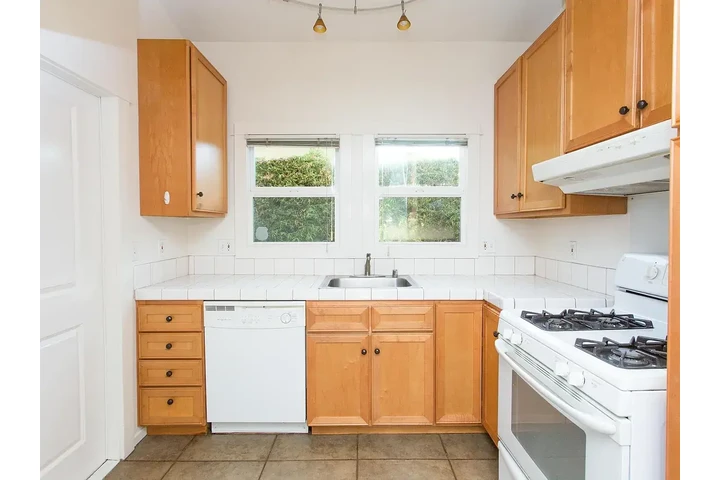 $2000 : ALL UTILITIES INCLUDE✅Maywood image 1