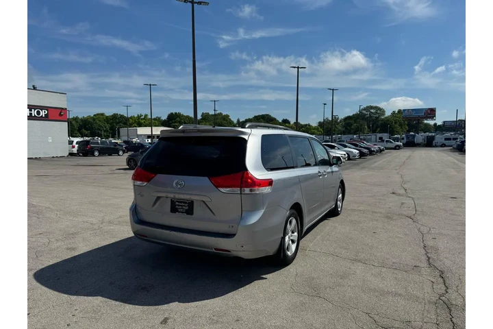 $4980 : 2011 Sienna LE image 2