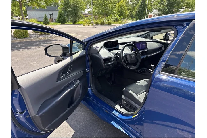 $28434 : Gold Certified2023 Prius Limi image 2