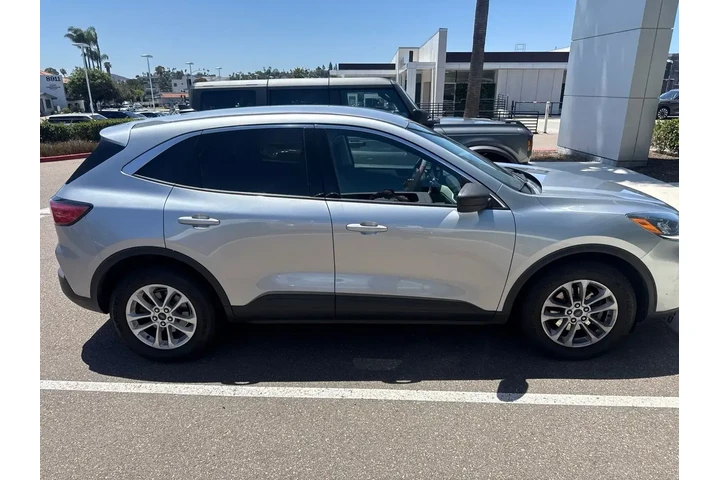 $17900 : Ford Escape 2022 SE 4dr SUV image 4