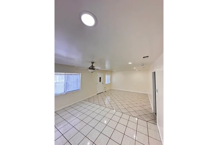 $1600 : Huntington Park - 3 Bed / 1.5 image 2