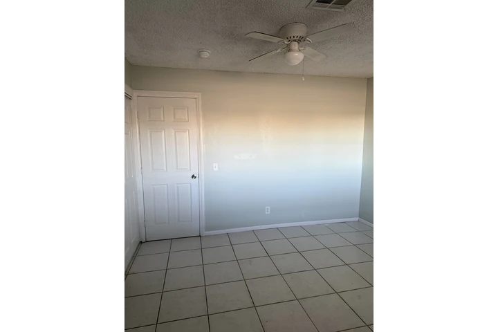 $1200 : Se Renta cuarto para compartir image 6