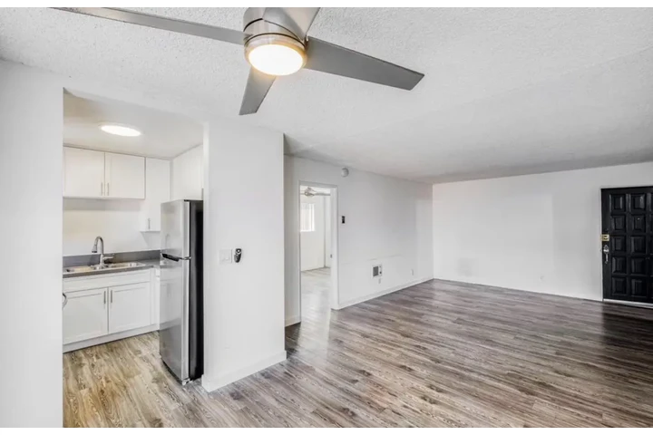 $1980 : 2 Bedroom Apt in West Adams LA image 3