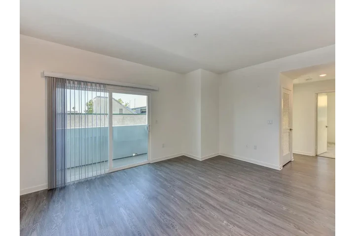$2300 : Modern 2bed 1bath available image 3