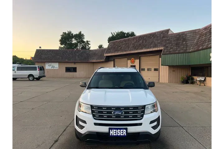 $13500 : 2016 Explorer One Owner | Dic image 3