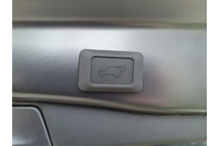 $38239 : Toyota RAV4 2024 AWD XLE Pre image 10