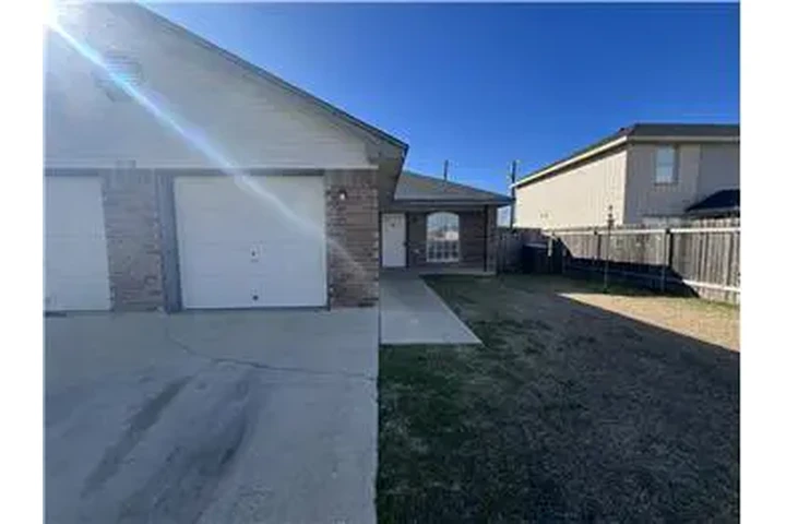 $1200 : Rental property with 3 bedro image 2