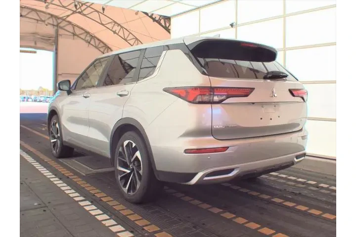 $24111 : Mitsubishi Outlander 2024 SE image 6