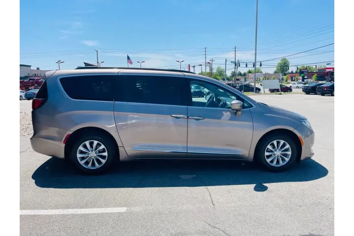 $11999 : 2017 Pacifica Touring-L image 8