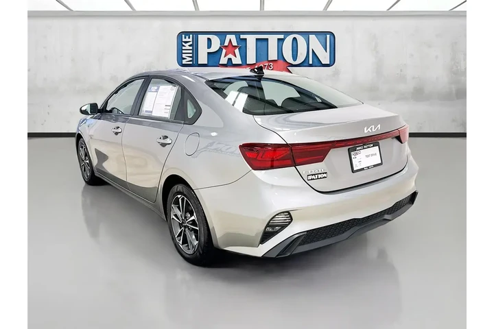 $16944 : Kia Forte 2023 LXS 4dr Sedan image 5