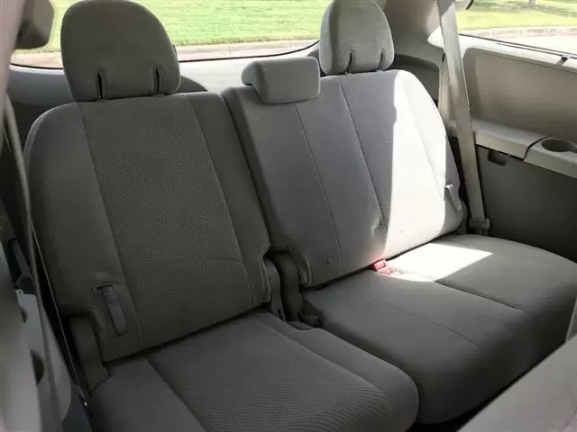 $9000 : 2014 Toyota Sienna LE minivan image 5