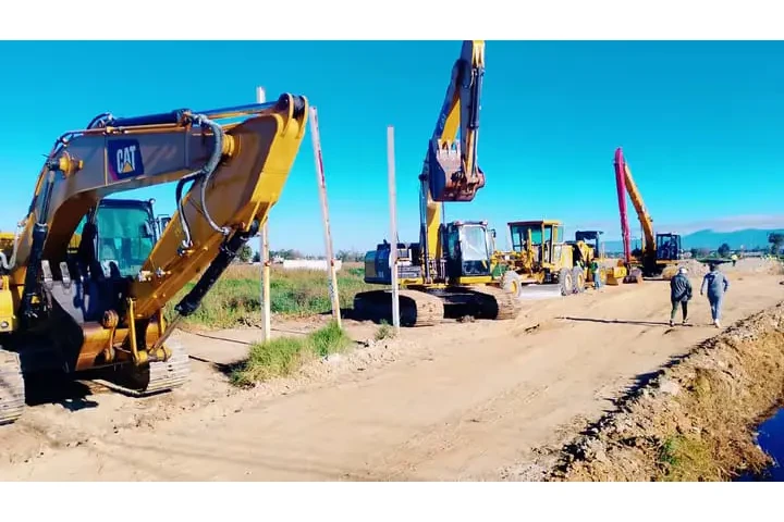 Acarreos maquinaria vicam image 2