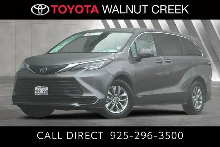 $27800 : Toyota Sienna 2021 LE 8-Pass image 1