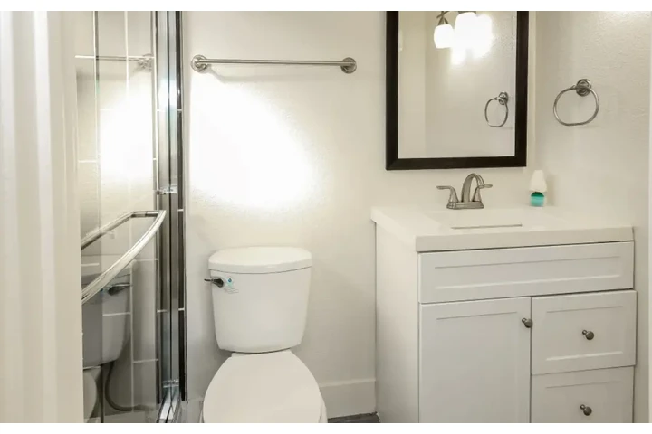 $2485 : Beautiful 3 Bed Home in Carson image 9